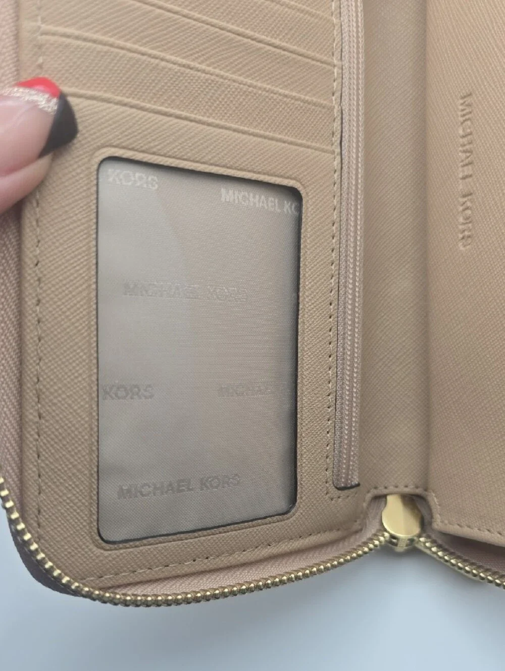 Michael Kors Beige Nude Saffiano Wristlet/Phone Holder W/ Gold Hardware (EUC)✨️